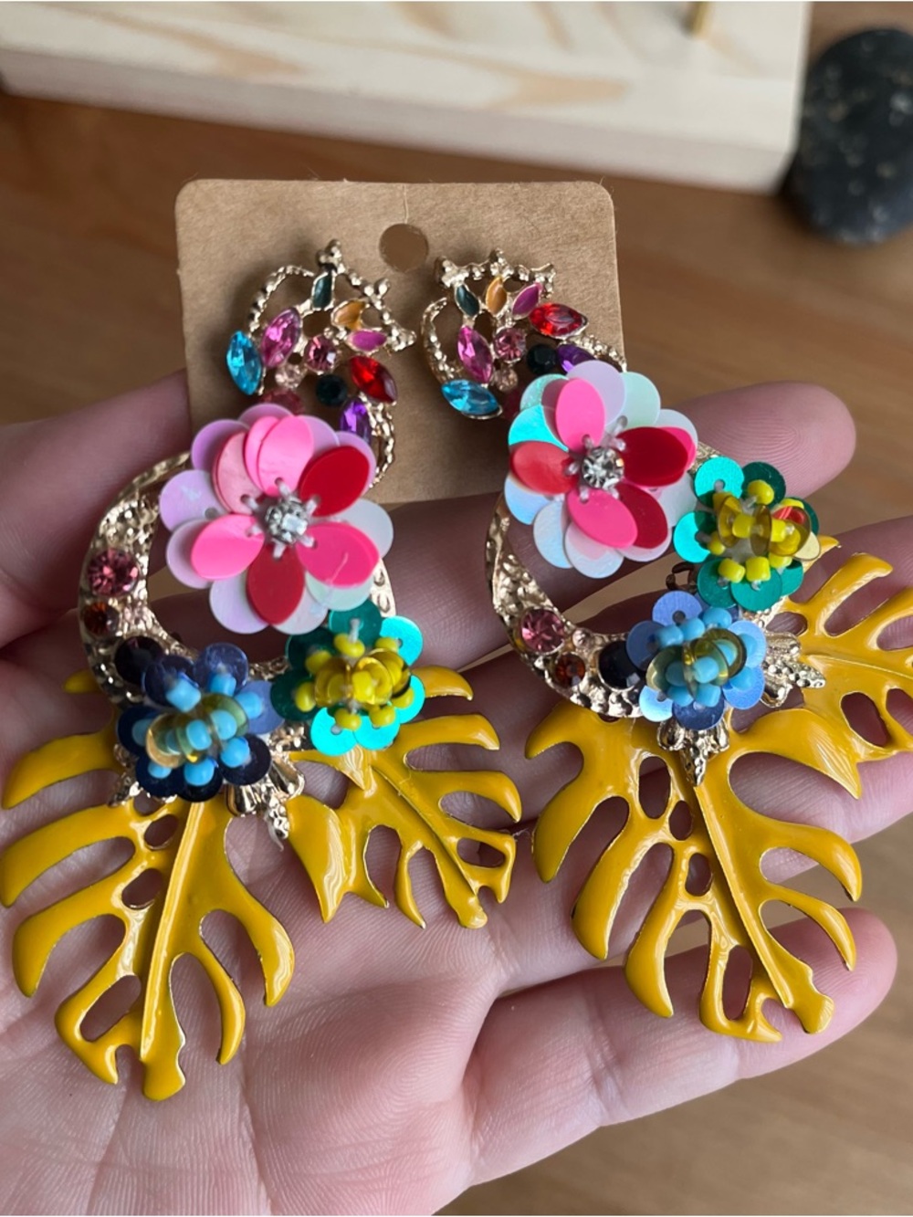 Lureme Gorgeous Colorful Sequin Flower Floral Leaf Stud Earrings women's jewelry - Picture 5 of 6